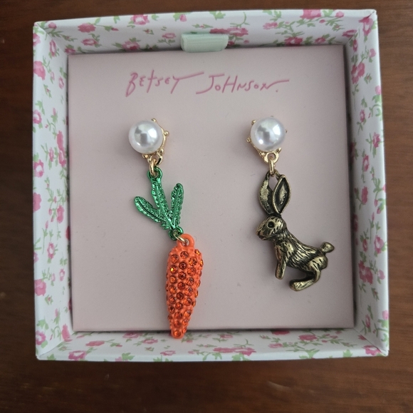 🆕️Betsey Johnson Pearl Stud Earrings With Bunny Carrot Drop Dangles - Picture 1 of 5